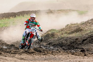 Ukrayna, Romny, 5-6 Eylül 2020: Ukrayna Motocross Şampiyonası. Motokros binicisi çamurda yarışırken çamur ve molozlar havada uçuyor..