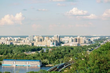 Sıradan giysiler içinde, ahşap bir bankta oturmuş kitap okuyan konsantre genç bir bayan. O, ayakları bankta oturur. Geleneksel hobi kavramı