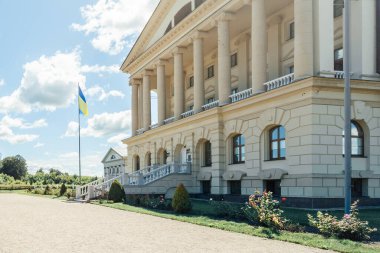 Ukrayna bayrağı gururla Hetman Kyrylo Rozumovsky 'nin tarihi sarayının yanında dalgalanır. Baturyn' deki klasik mimarisi, parlak mavi gökyüzünün altında yeşilliklerle çevrilidir..