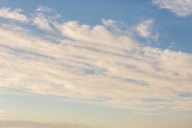 Sakin bir mavi gökyüzünde uzanan hafif sirrus bulutları, çeşitli kullanım alanları için barışçıl ve sakin bir atmosfer ortamı yaratıyor..