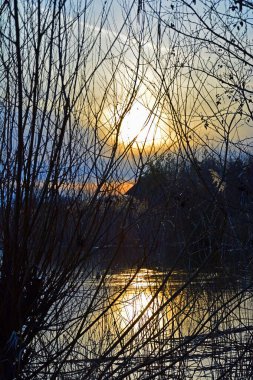 gündoğumu ve suyun