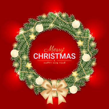 Güzel ampul süslemeli gerçekçi Noel çelengi.