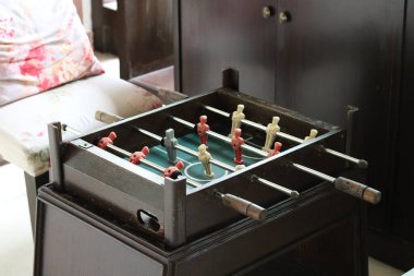 Kırmızı ve beyaz oyuncu ile futbol masası oyunu ( Filtreli görüntü işlenmiş vintage etkisi. )