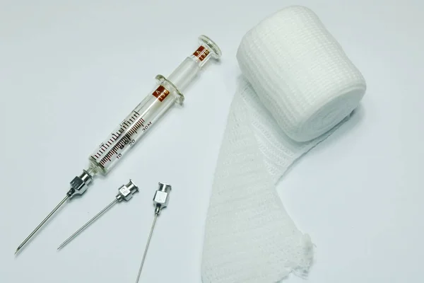 ホワイトの包帯と注射器 — ストック写真