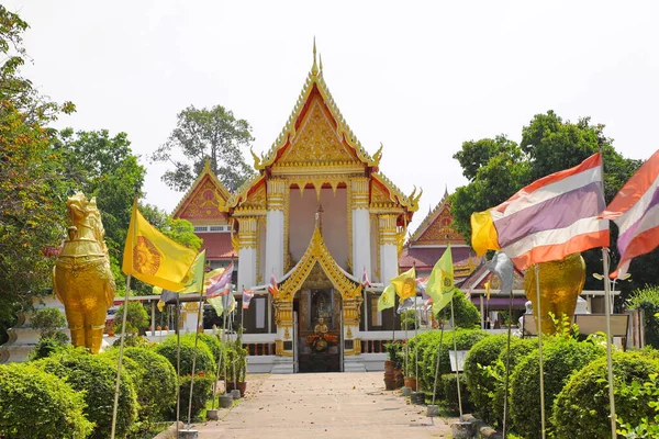 Nonthaburi / Tayland - 27 Haziran 2020: Wat Phai lom Koh Kret Adası. Mon halkının eski bir tapınağı., 