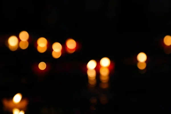 Światło Świecy Choinka Żółte Światło Świecy Palić Czarnym Tle Nieostre — Zdjęcie stockowe