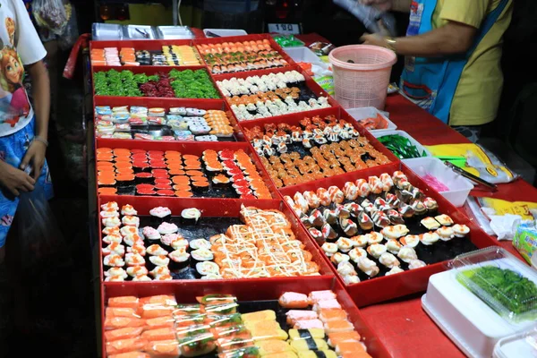 在街边食物寿司 — 图库照片