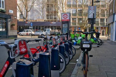 Farringdon 'da A501 boyunca yol trafiği devam ediyor. Argyle Caddesi' nde bir e-bisiklet ve e-scooter yanaşma istasyonunu geçiyoruz..