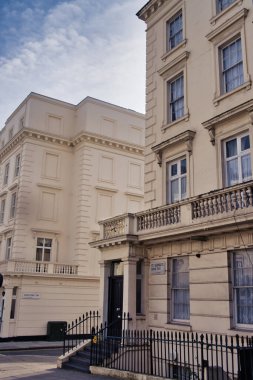 St. George 's Drive' da görülen Londra Victoria tren istasyonunun etrafında Westminster caddeleri boyunca uzanan zarif Naiplik dönemi binaları görülüyor..