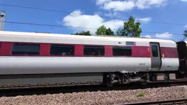 Hitachi AT300 yüksek hızlı tren No: 801213 King 's Cross' un doğu yakası boyunca LNER Azuma servisiyle Potter 's Bar, Kuzey Londra' dan geçiyor..