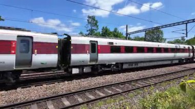 Hitachi Azuma. Hayır. 801101, London King 's Cross' tan Doğu Yakası Ana Hattı 'na kadar uzanan ve Potter' s Bar 'dan geçen 801100 numaralı Londra ve Kuzey Doğu Demiryolu şirketinde önde gidiyor..