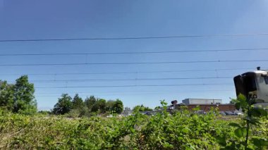 Bir çift GTR Great Northern sınıfı 387 Electrostar bölgesel elektrik ünitesi, Londra King 's Cross' un kuzeyine doğru, doğu yakası boyunca, Potters Bar 'ın çimenli seti boyunca seyahat ederek hizmet veriyor..