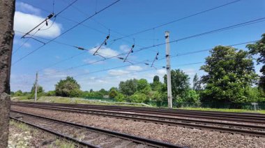 Bir Hull Trains sınıfı 802 Paragon dizel elektrikli çoklu yüksek hızlı tren Londra King 's Cross' a giden bir servis ile Doğu Yakası Ana Hattı 'ndaki Potter' s Bar 'dan geçiyor..