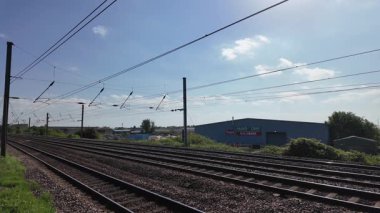 Bir LNER sınıfı 91 elektrikli lokomotif, Londra Kings Cross ve Leeds arasındaki standart InterCity 225 setinde bir dizi British Rail Mk IV koçunu yönetiyor..