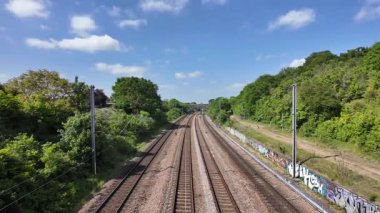 Bir Lumo sınıfı 803 ekspres yolcu treni Sandy 'den geçer ve güneye doğru Londra King' s Cross 'a gider..