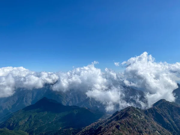 Hermoso Paisaje Montaña Con Nubes Cielo Azul —  Fotos de Stock