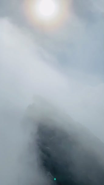 Szczyty Gór Zimie Mgłą Rano — Wideo stockowe
