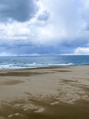 Sahildeki deniz dalgalarının güzel manzarası