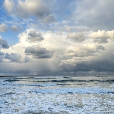 İsrail 'in kuzeyindeki deniz kıyısındaki sularda fırtınalı dalgalar