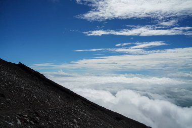 Beyaz bulutların havadan görünüşü. Yukarıdan bak. Dağın tepesinden manzara ve güzel bulutlar. Mt. Fuji Shizuoka Japonya