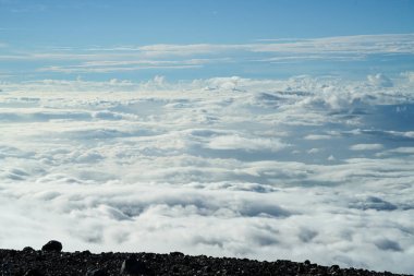 Beyaz bulutların havadan görünüşü. Yukarıdan bak. Dağın tepesinden manzara ve güzel bulutlar. Mt. Fuji Shizuoka Japonya