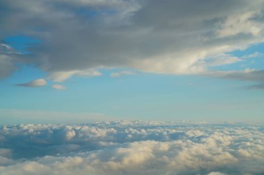 Beyaz bulutların havadan görünüşü. Yukarıdan bak. Dağın tepesinden manzara ve güzel bulutlar. Mt. Fuji Shizuoka Japonya