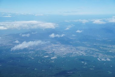 Beyaz bulutların havadan görünüşü. Yukarıdan bak. Dağın tepesinden manzara ve güzel bulutlar. Mt. Fuji Shizuoka Japonya