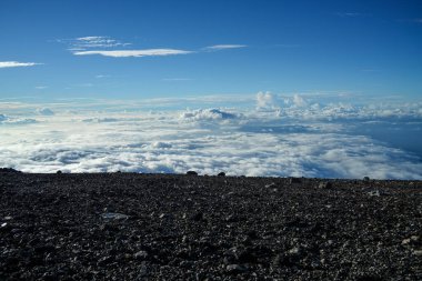 Beyaz bulutların havadan görünüşü. Yukarıdan bak. Dağın tepesinden manzara ve güzel bulutlar. Mt. Fuji Shizuoka Japonya