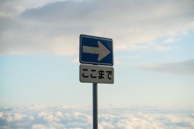 Beyaz bulutların havadan görünüşü. Yukarıdan bak. Dağın tepesinden manzara. Mt. Fuji Shizuoka Japonya