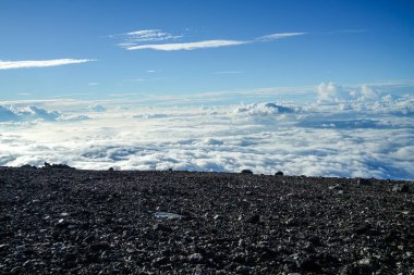 Beyaz bulutların havadan görünüşü. Yukarıdan bak. Dağın tepesinden manzara ve güzel bulutlar. Mt. Fuji Shizuoka Japonya