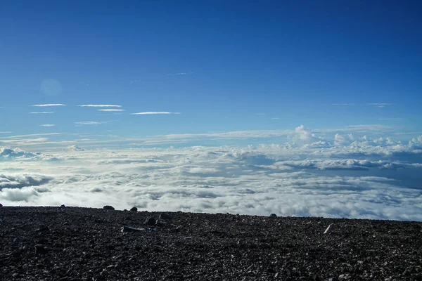 Beyaz bulutların havadan görünüşü. Yukarıdan bak. Dağın tepesinden manzara. Mt. Fuji Shizuoka Japonya