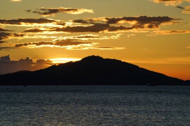 Bulutlu dramatik günbatımı gökyüzü. Denizin üzerinde dramatik günbatımı, kagawa japan.