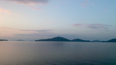 Denizin üzerinde güzel bir gün batımı