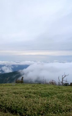 Zaman ayarlı video. Tsurugi Dağı, Tokushima Japonya 'dan sabah görüşü. bulutlar veya dağ arkaplanı.