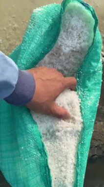 Cirebon Endonezya 'da deniz tuzu tarlası ya da geleneksel tuz tarlası