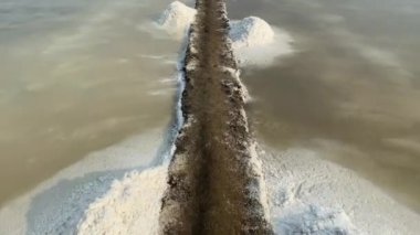 Cirebon Endonezya 'da deniz tuzu tarlası ya da geleneksel tuz tarlası