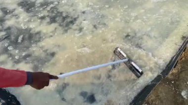 Cirebon Endonezya 'da deniz tuzu tarlası ya da geleneksel tuz tarlası