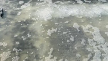 Cirebon Endonezya 'da deniz tuzu tarlası ya da geleneksel tuz tarlası