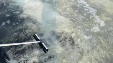 Cirebon Endonezya 'da deniz tuzu tarlası ya da geleneksel tuz tarlası