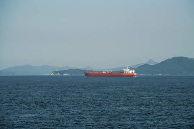 Tekne, feribot ya da okyanustaki gemi manzarası. takamatsu, kagawa japan