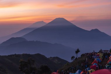 Prau Dağı 'nın güzel manzarası ve gündoğumu sindoro ve dağ arkaplanının özeti