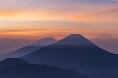 Prau Dağı 'nın güzel manzarası ve gündoğumu sindoro ve dağ arkaplanının özeti