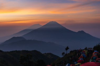 Prau Dağı 'nın güzel manzarası ve gündoğumu sindoro ve dağ arkaplanının özeti