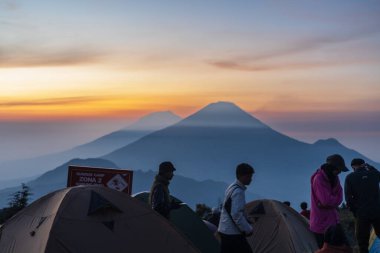 Prau Dağı 'nın güzel manzarası ve gündoğumu sindoro ve dağ arkaplanının özeti