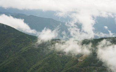 Mavi gökyüzü ve bulutlarıyla güzel dağ manzarası