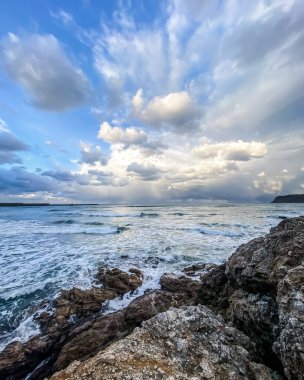 Fırtına bulutlarıyla güzel deniz manzarası, doğa arkaplanı.