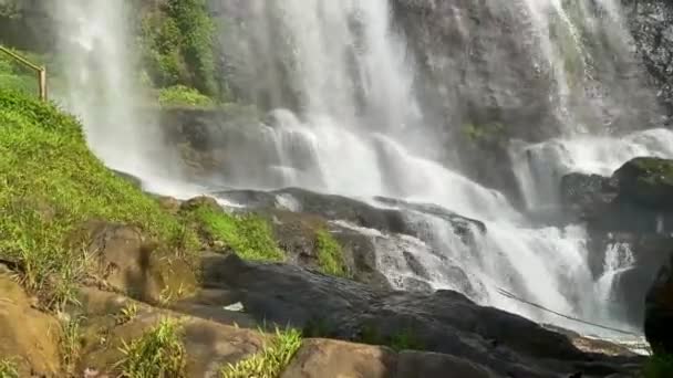 Hermosa Cascada Bosque Java Occidental Indonesia — Vídeos de Stock