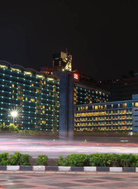Jakarta, Endonezya - 24 Şubat 2024: Selamat Datang Anıtı geçmişiyle Bundaran Hotel Endonezya 'da gece görüntüsü