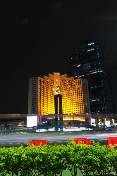 Jakarta, Endonezya - 24 Şubat 2024: Selamat Datang Anıtı geçmişiyle Bundaran Hotel Endonezya 'da gece görüntüsü