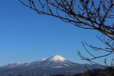 Kış mevsiminde mavi gökyüzü ile ışıldayan güzel dağ. Tottori Japonya